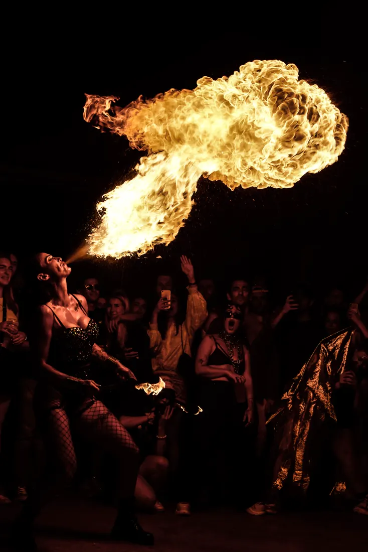 Crachage de feu de nuit, une boule de flamme au-dessus du public.