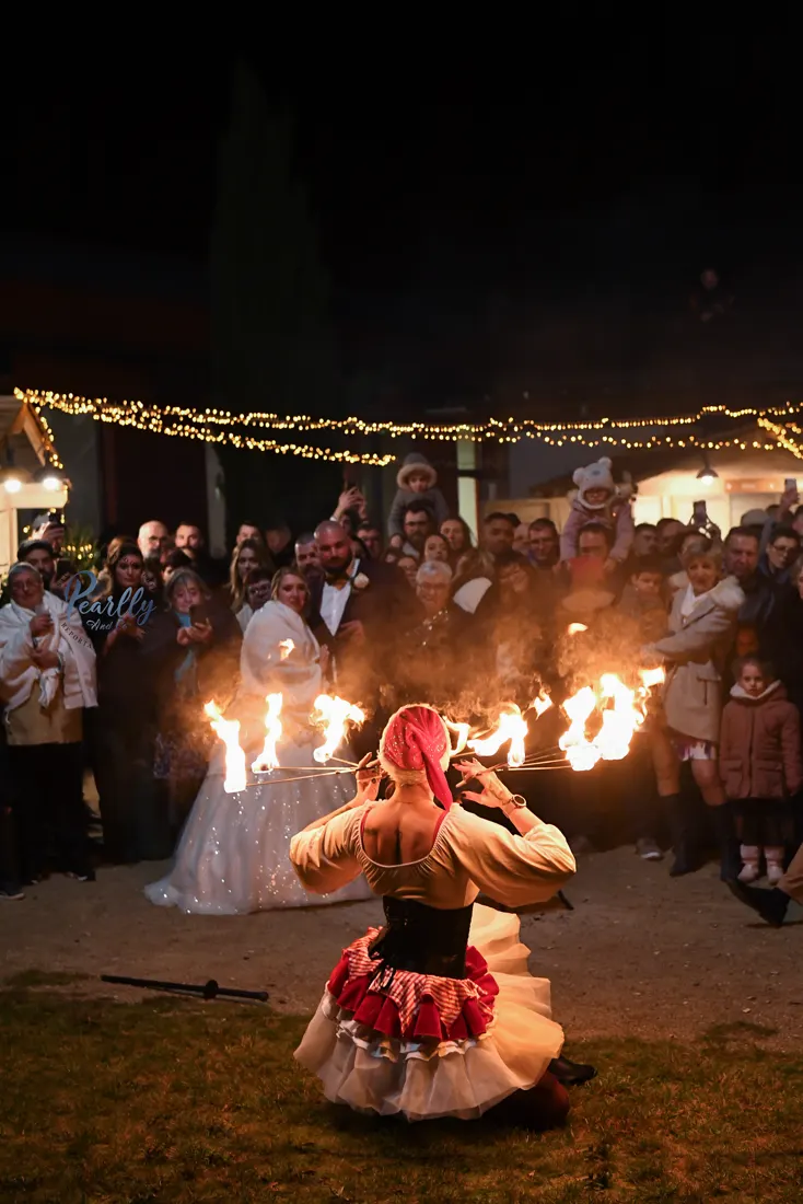 Spectacle de feu lors d'un mariage, la mariée au premier rang.
