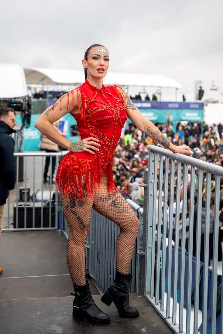 Cyane Reyes en costume rouge sur une scène de festival.