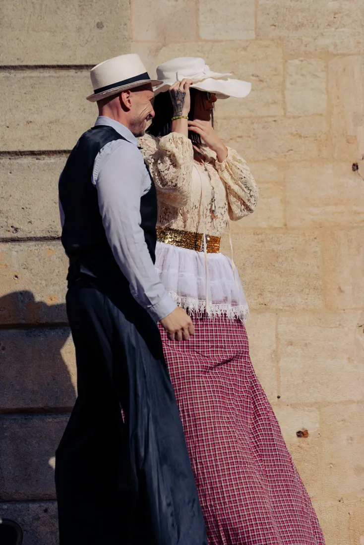 Duo d'échassiers en costumes d'époque.
