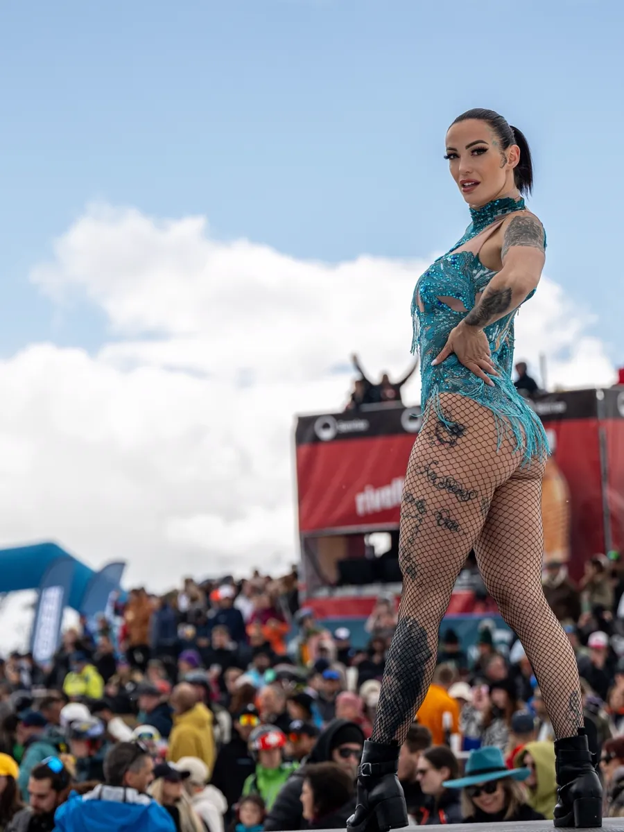 Cyane Reyes sur une scène de festival, devant la foule.